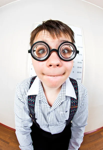Doktor, bir ofiste gözlük takan kişi — Stok fotoğraf