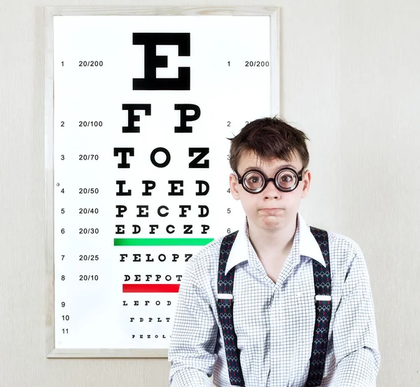 Osoba nosi okulary w biurze u lekarza — Zdjęcie stockowe