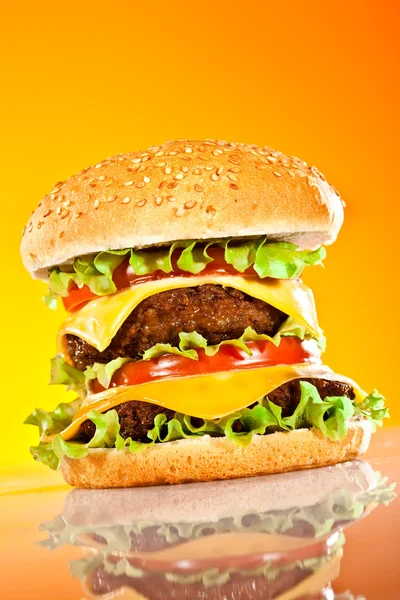 Hamburger saporito e appetitoso su un giallo — Foto Stock