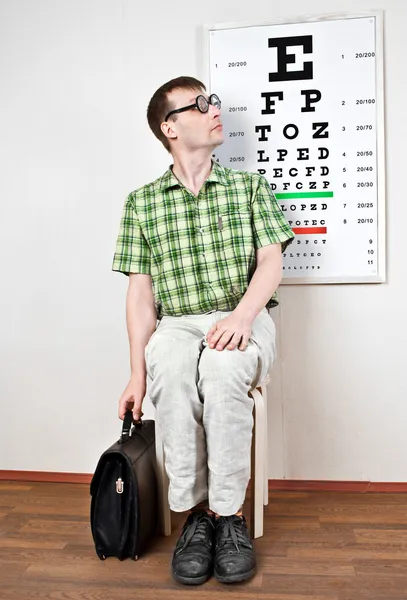 在医生办公室里戴眼镜的人 — 图库照片