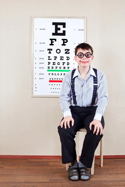 Человек в очках в кабинете у врача — стоковое фото