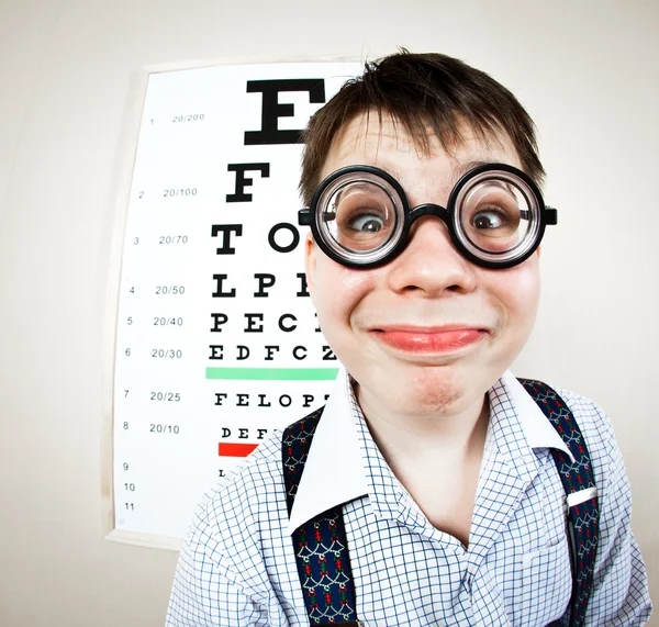 Persoon draagt bril in een kantoor bij de arts — Stockfoto