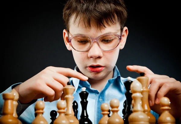 Wunderkind play chess — стокове фото