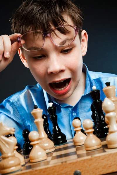 Wunderkind giocare a scacchi — Foto Stock