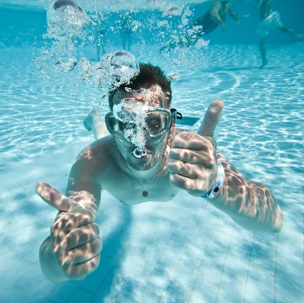Homme flotte dans la piscine — Photo