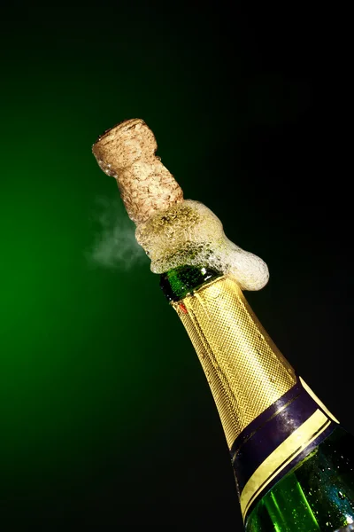 Üveg pezsgő megnyitása — Stock Fotó