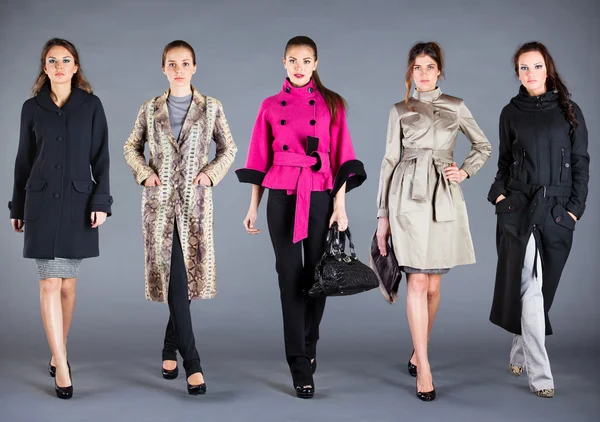 Pět dívek. Podzimní zimní kolekce dámské oblečení — Stock fotografie