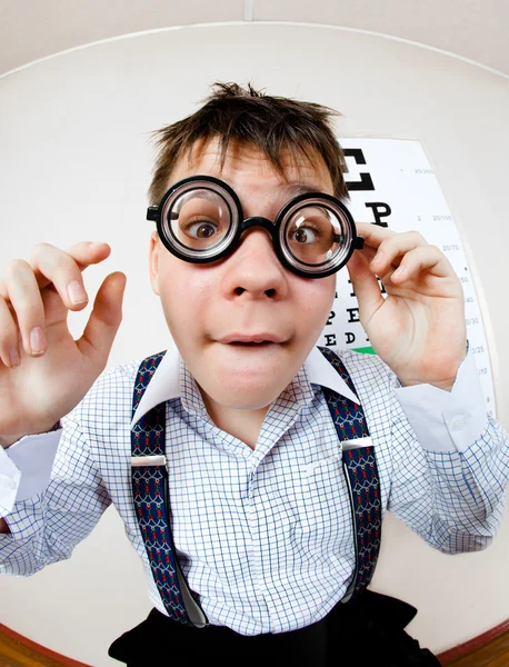Persona que lleva gafas en un consultorio en el médico Imagen de stock