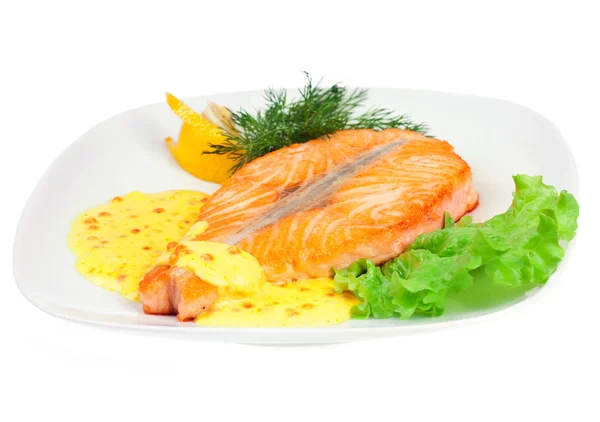 Вкусное филе лосося на белом — стоковое фото