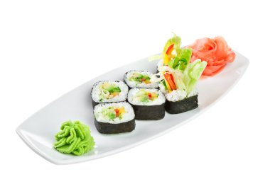 Beyaz bir arka plan üzerinde suşi (Yasai Roll)