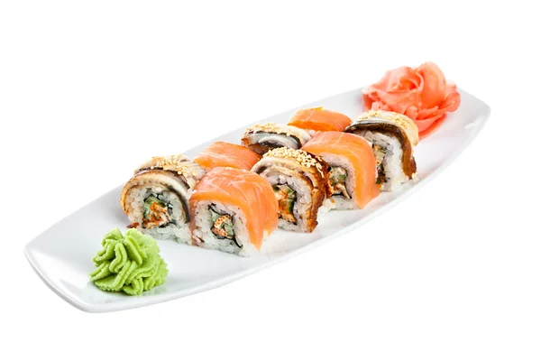 Sushi (Roll Assorted Omori) sobre um fundo branco — Fotografia de Stock