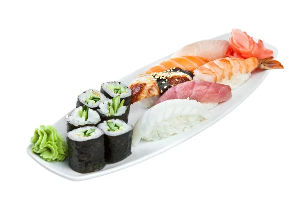 Rollo de sushi sobre fondo blanco — Foto de Stock