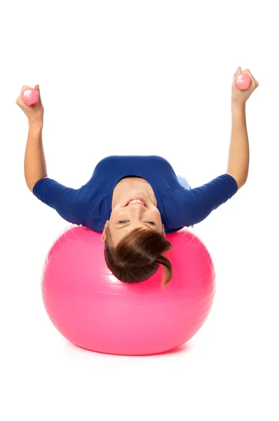 Cvičení s činkami na gymnastický míč — Stock fotografie