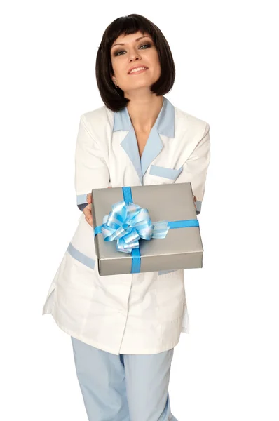 Arzt mit einem Geschenk — Stockfoto