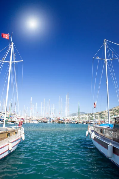 在港口上的锚点上的漂亮游艇。博德鲁姆。土耳其. — 图库照片