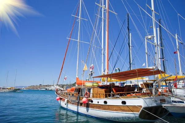 Gyönyörű, csodálatos yachts a Égei-tenger partján. — Stock Fotó