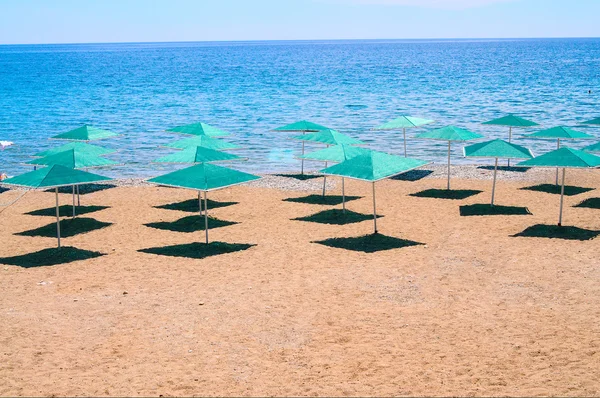 Playa y sombrillas en la costa de Turquía . —  Fotos de Stock