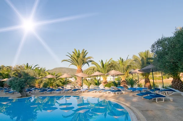Resort, azuurblauwe zwembad. — Stockfoto