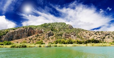 görüntü dağ mezarlığı. Dalyan. Türkçe.