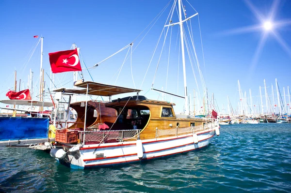 Nice yachts on an anchor in harbor. Bodrum. Turkey. — Stock Photo, Image