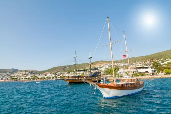 Iates esplêndidos na costa Mar Egeu . — Fotografia de Stock