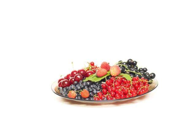 Tasty ripe berries at the brown plate. — Stock Photo, Image