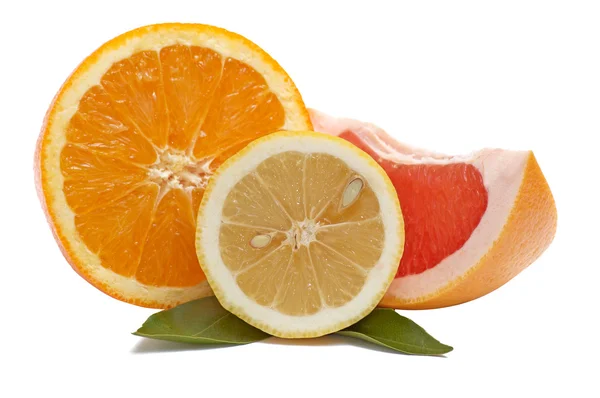 Färska citrusfrukter på en vit. — Stockfoto