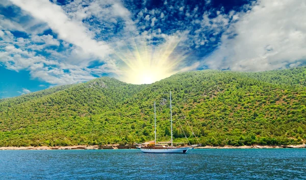 Прекрасная коричневая яхта, купающаяся в бирюзовом Эгейском море . — стоковое фото
