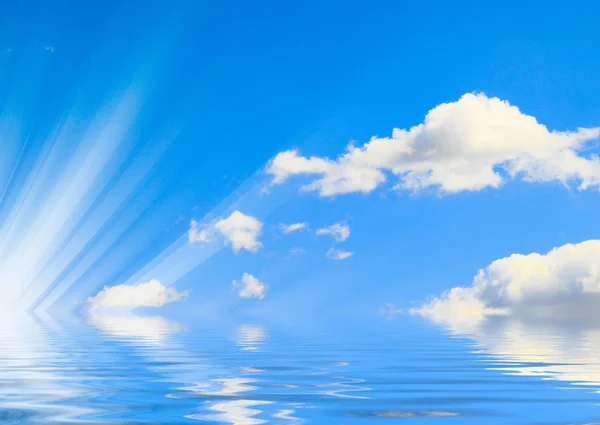 Mooie hemel met witte wolken boven zee. — Stockfoto