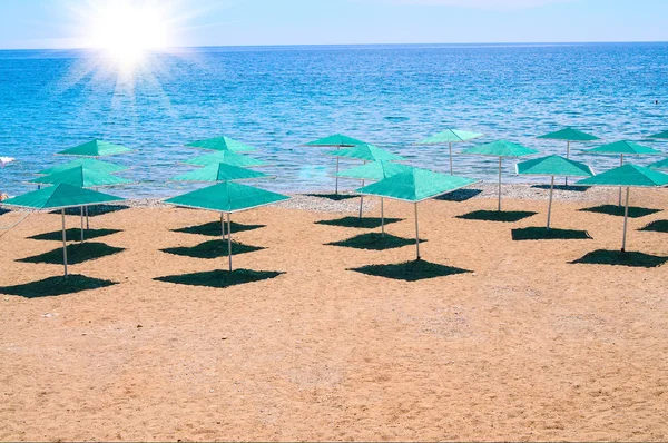 Playa y sombrillas en el resort Turquía . — Foto de Stock
