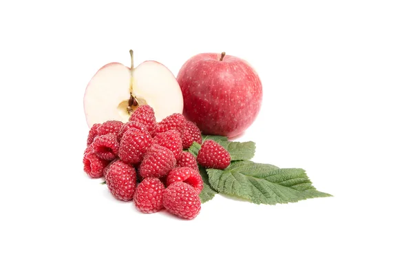 Saftiga, mogna äpplen och hallon på en vit. — Stockfoto