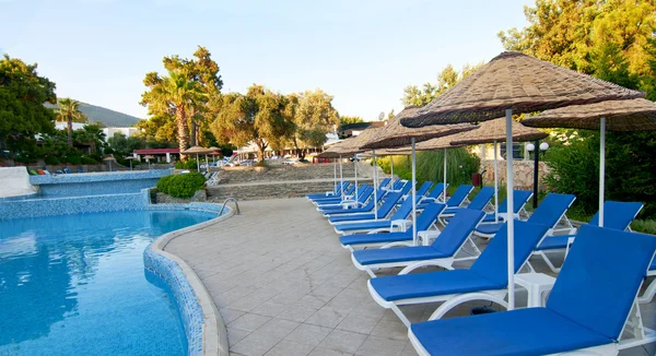 Turecká resort, plavecký bazén. — Stock fotografie