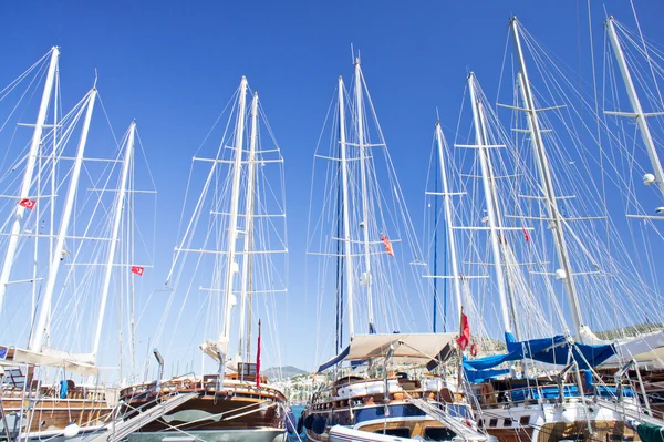 Jachty a lodě v přístavu v bodrum. Turecko. — Stock fotografie