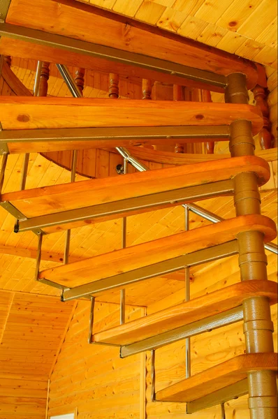 在现代的木房子里的螺旋楼梯. — 图库照片
