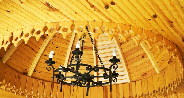 Antieke kroonluchter en houten plafond. — Stockfoto