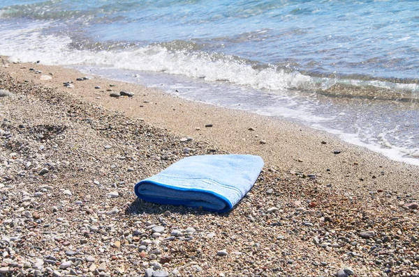 Бирюзовое полотенце на тропическом пляже . — стоковое фото