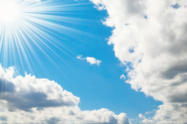 Grijze wolken en mooie zon hoog aan de hemel. — Stockfoto