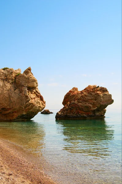 Öböl a Földközi-tenger és a magas sziklák. — Stock Fotó