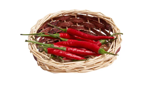 Esplêndido, cesta de madeira cheia de pimentas vermelhas — Fotografia de Stock