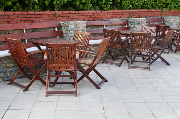 Houten stoelen en tafels in het resort. — Stockfoto