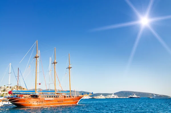 Az Égei-tenger partján, gyönyörű jachtok. — Stock Fotó