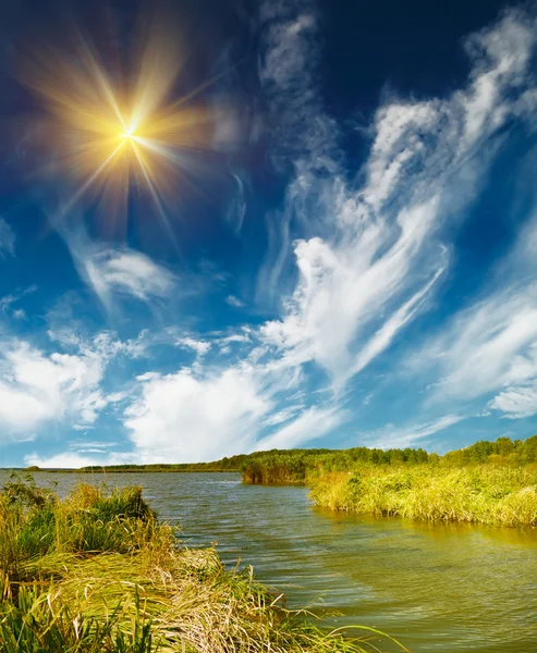 Pequeño lago y cielo azul en otoño . — Foto de Stock