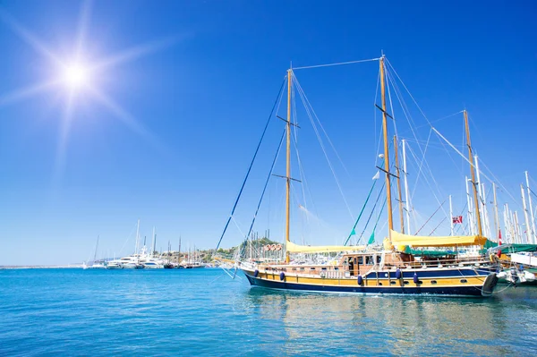 Wonderful yacht in blue bay near Bodrum town. — Stock Photo, Image