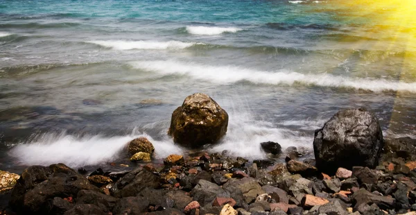Mořské pěny a oblázky ve vodě. — Stock fotografie
