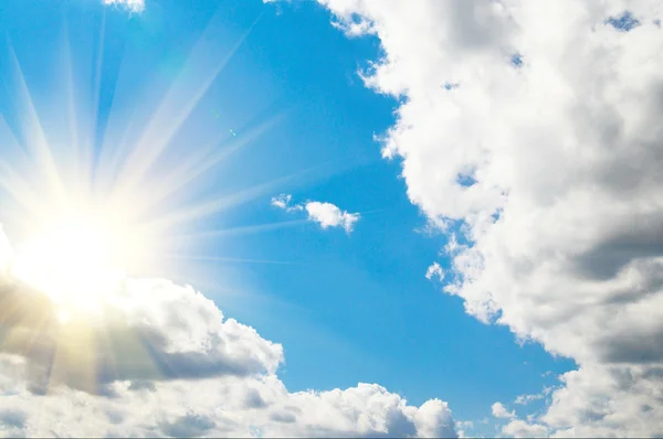 Herrliche sommerliche Wolkenlandschaft. — Stockfoto