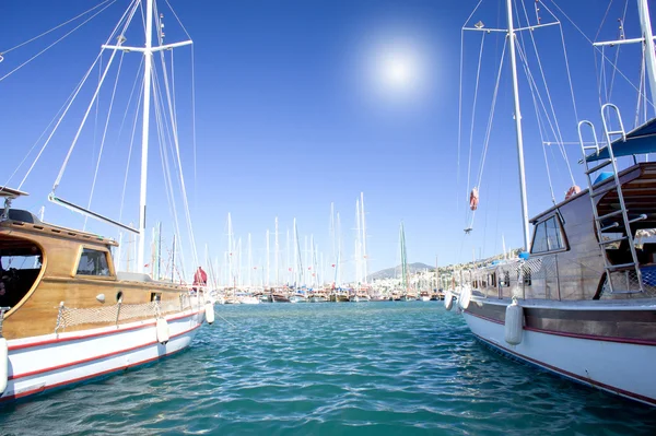 Pěkný jachty na kotvy v přístavu. Bodrum. Turecko. — Stock fotografie