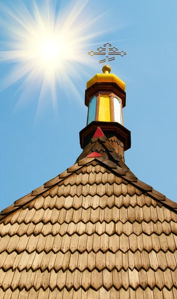 Merveilleux lever de soleil et vieux toit de l'église . — Photo