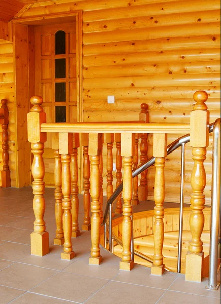 Trapleuning in het houten, modern huis. — Stockfoto