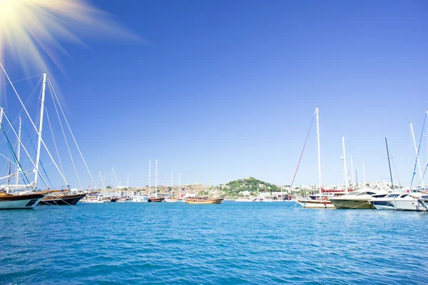 Baia con yacht nella città di Bodrum. Turchia . — Foto Stock