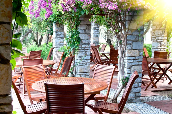 Деревянные стулья и столы на курорте . — стоковое фото